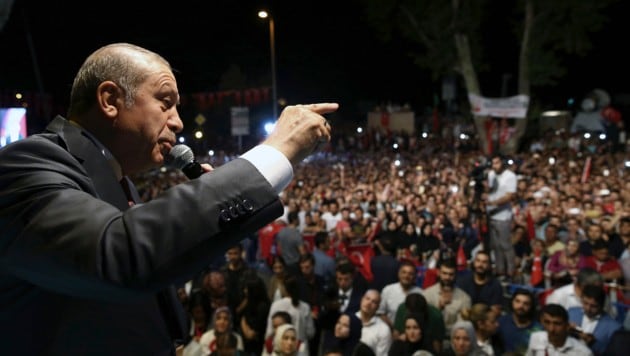 "Säuberungen", Festnahmen - und bald die Todesstrafe? Präsident Erdogan greift hart durch. (Bild: ASSOCIATED PRESS)