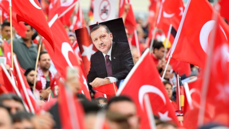 Zehntausende Erdogan-Anhänger feierten in Köln den türkischen Präsidenten. (Bild: ASSOCIATED PRESS)