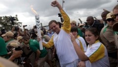 Rios Bürgermeister Eduardo Paes mit der Olympischen Fackel (Bild: Associated Press)