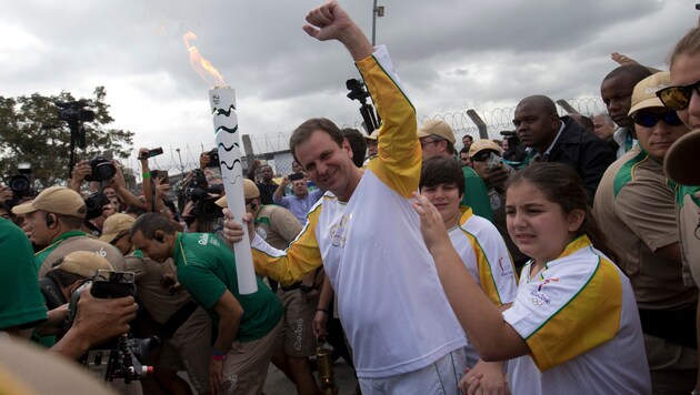 Rios Bürgermeister Eduardo Paes mit der Olympischen Fackel (Bild: Associated Press)