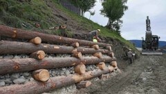 In Stanz wird ein abrutschgefährdeter Hang durch eine Krainerwand gesichert (Bild: BMLVS/Pendl H.)