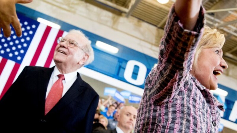 Warren Buffett und Hillary Clinton (Bild: AP)