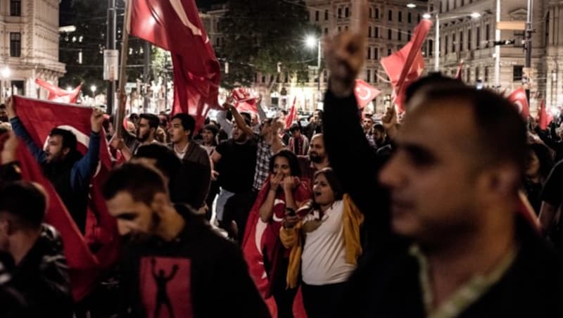 Pro-Erdogan-Demo in Wien (Bild: APA/CHRISTOPHER GLANZL)