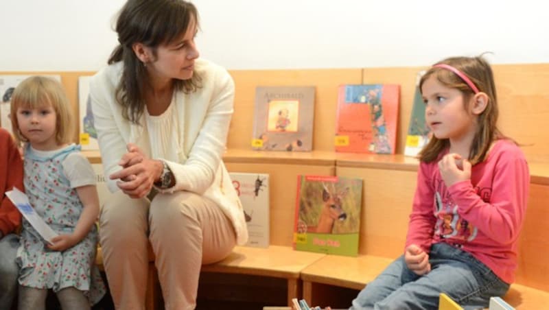 Familienministerin Sophie Karmasin beim Besuch eines Kindergartens (Bild: APA/HELMUT FOHRINGER)