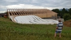 Eine abgedeckte Halle im Sulmtal im südsteirischen Bezirk Leibnitz (Bild: APA/BFVDL STEIERMARK/STOPPER)