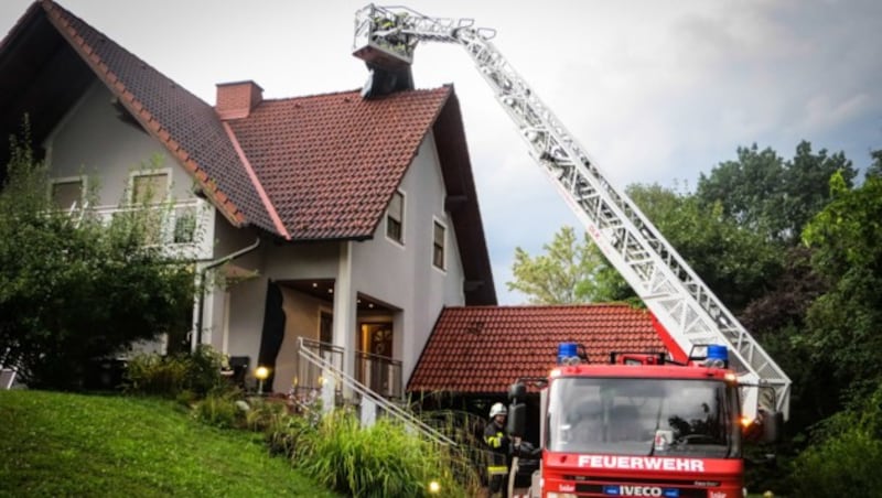 In Nestelbach geriet ein Dachstuhl nach einem Blitzeinschlag in Brand. (Bild: FF Nestelbach)