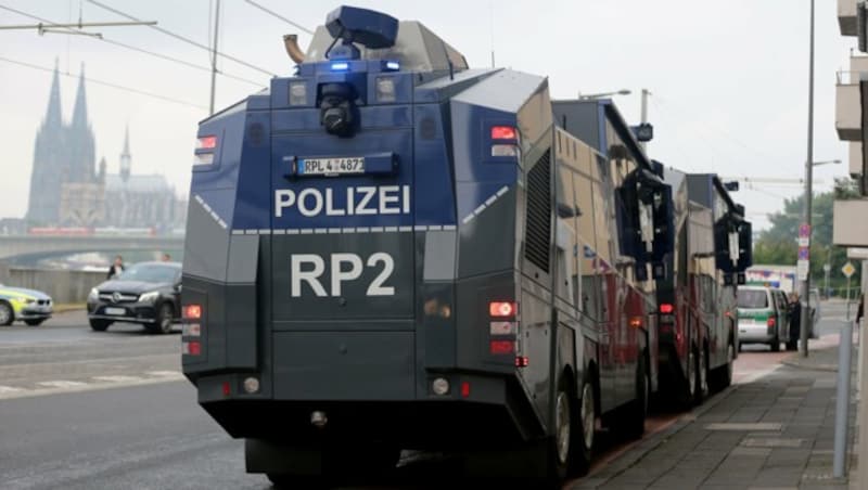 Wasserwerfer stehen bereit. (Bild: APA/dpa/Oliver Berg)