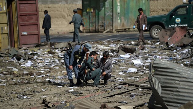 Afghanische Polizisten inspizieren die Umgebung des Hotels. (Bild: APA/AFP/WAKIL KOHSAR)