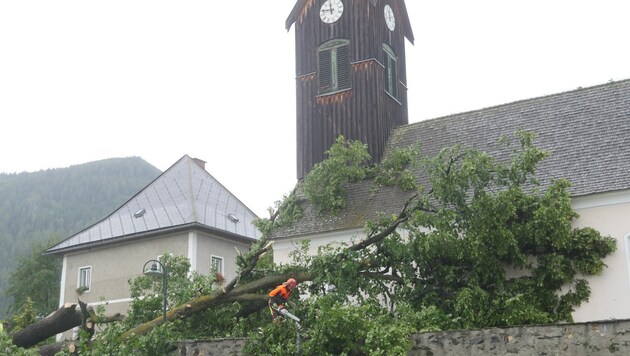 Der Sturm riss steiermarkweit viele Bäume um, in Zeutschach fiel ein Baum sogar auf die Kirche. (Bild: Walter Horn)