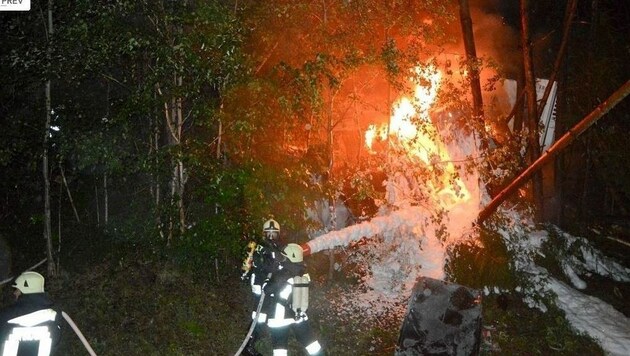 Mit Löschschaum konnte der Lkw-Brand eingedämmt werden (Bild: FF Spittal)