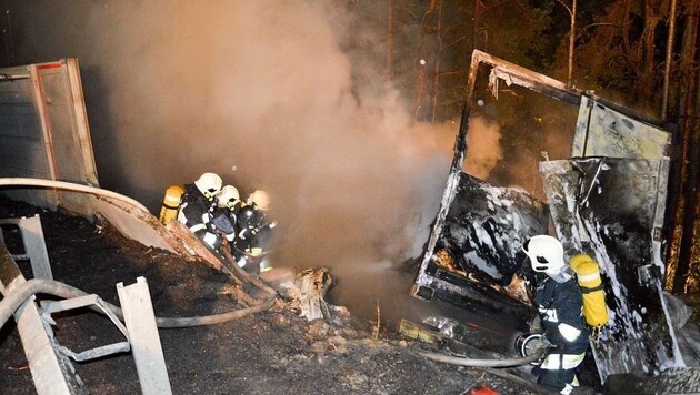 Mit Löschschaum konnte der Lkw-Brand eingedämmt werden (Bild: FF Spittal)