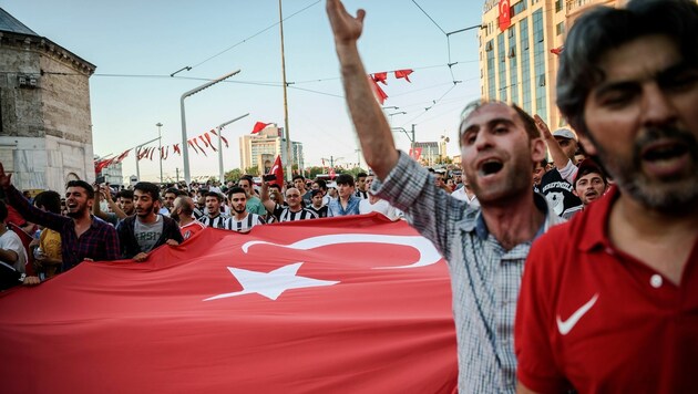 Pro-Erdogan-Demo in Istanbul (Bild: APA/AFP/OZAN KOSE)