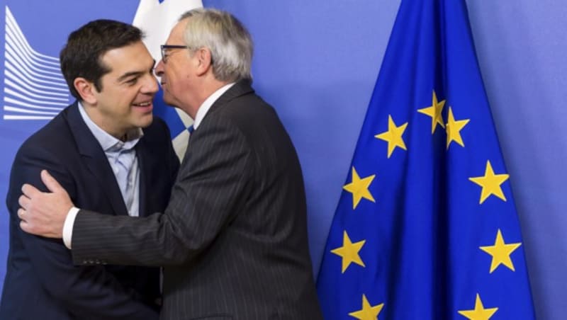 Jean-Claude Juncker mit Alexis Tsipras (Bild: AP)