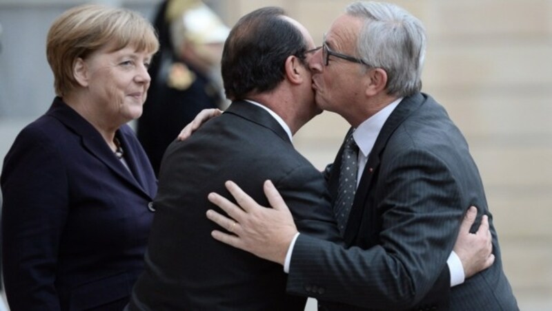 Einer, der häufig geküsst wird, ist Frankreichs Staatschef Francois Hollande. (Bild: APA/AFP/STEPHANE DE SAKUTIN)