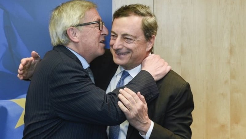 Busserl für Mario Draghi (Bild: APA/AFP/JOHN THYS)