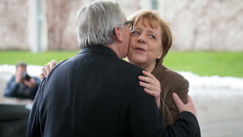 Juncker-Küsschen für Angela Merkel (Bild: APA/dpa/Kay Nietfeld)