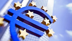 Die EZB hat den Leitzins angehoben, die Sparer spüren das aber nicht. (Bild: dpa/Frank Rumpenhorst)
