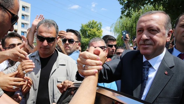 Offenbar interessieren Präsident Erdogan Klagen wegen Beleidigung seiner Person derzeit wenig. (Bild: ASSOCIATED PRESS)
