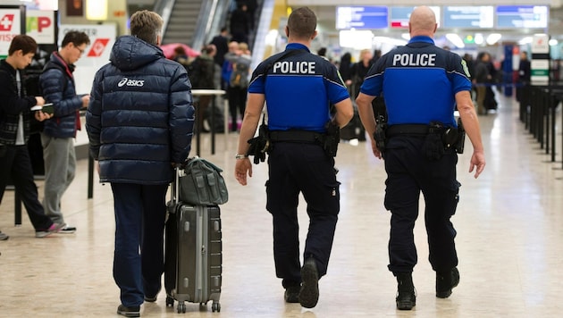 Die Ehefrau täuschte am Flughafen Genf eine Bombendrohung vor und muss nun dafür ins Gefängnis. (Bild: AFP)