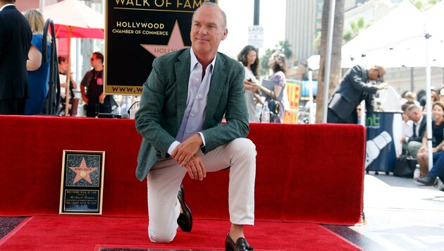 Michael Keaton (64) hat vor jubelnden Fans seine Sternenplakette in Hollywood enthüllt. (Bild: AP)