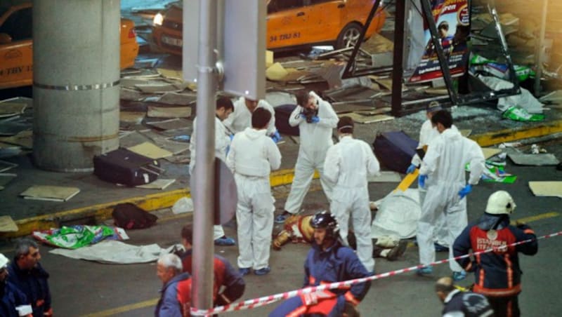 Forensiker sicherten am Schauplatz des Anschlages Spuren. (Bild: Associated Press)