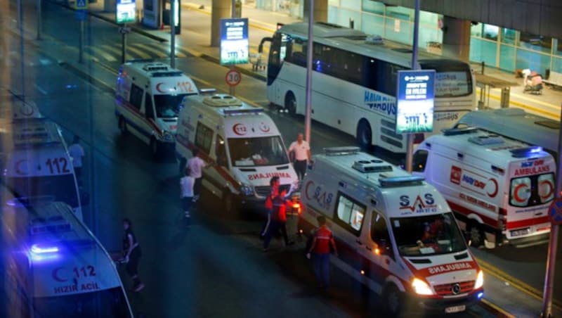 Vor dem Flughafen fuhren zahlreiche Krankenwagen auf. (Bild: Associated Press)