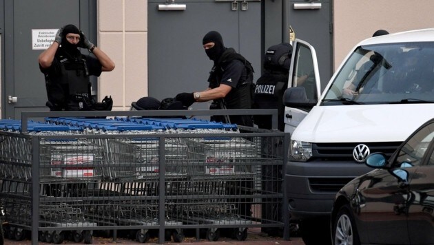 Spezialkräfte der Berliner Polizei vor dem Einkaufszentrum (Bild: EPA)