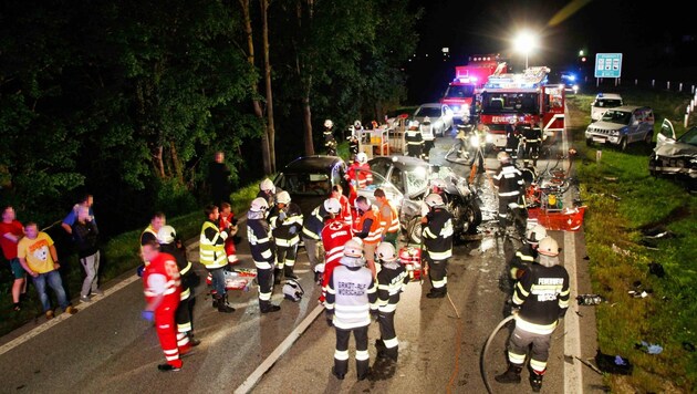 Die Rettungskräfte beim Einsatz auf der Ennstaler Bundesstraße (Bild: Rotes Kreuz)