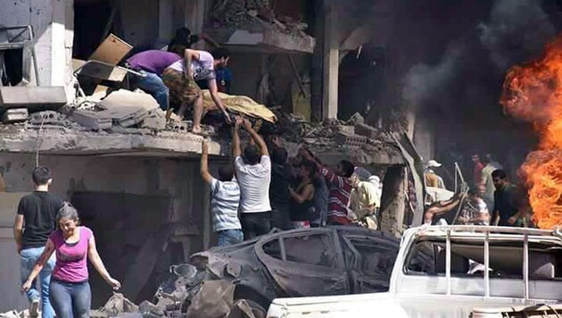 Chaos und Zerstörung nach dem Doppelanschlag in der kurdischen Stadt Kamischli (Bild: ASSOCIATED PRESS)