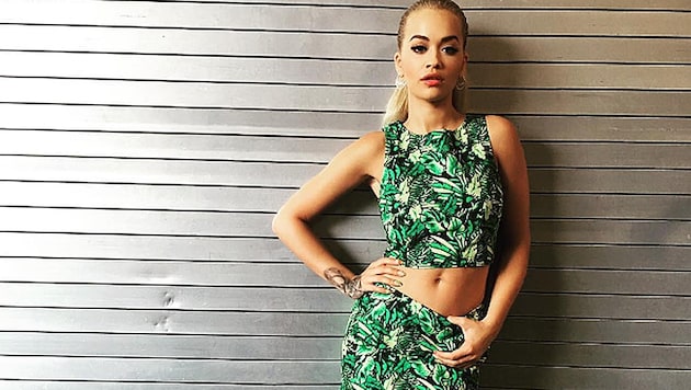 Rita Ora liebt Teile mit auffälligem Palmenprint. (Bild: instagram.com/ritaora)