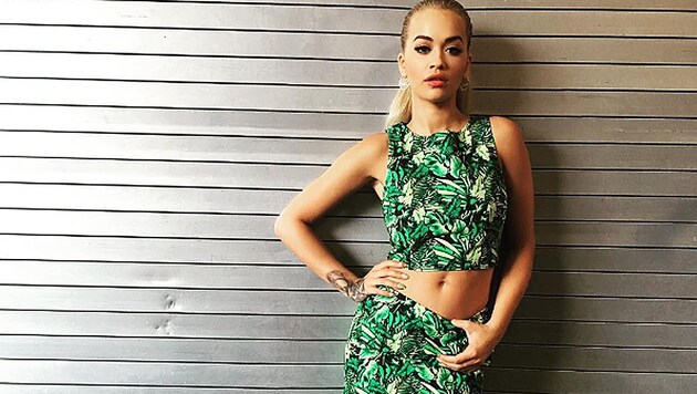 Rita Ora liebt Teile mit auffälligem Palmenprint. (Bild: instagram.com/ritaora)