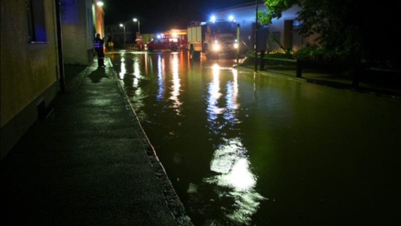 Überflutete Straßen in St. Pölten (Bild: APA/FF ST. P…LTEN)