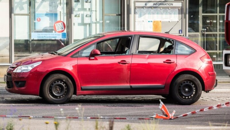 Das Auto mit eingeschlagenen Scheiben in der Reutlinger Innenstadt (Bild: APA/dpa/Christoph Schmidt)