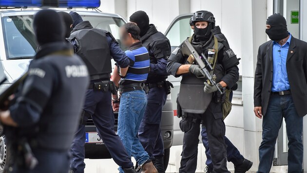 Einer der mutmaßlichen Dschihadisten wird aus dem Gerichtsgebäude gebracht. (Bild: APA/HARALD DOSTAL)
