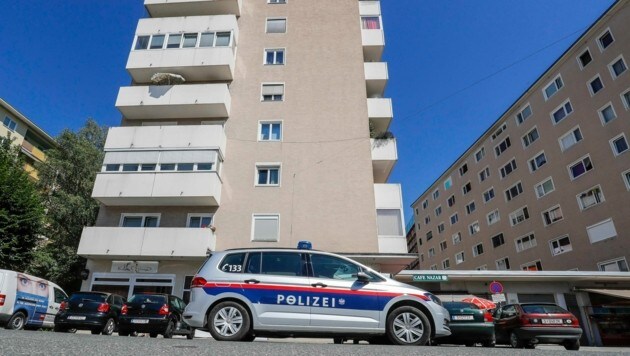 In diesem Gebäude in Salzburg fanden die Ermittler den ermordeten 30-Jährigen. (Bild: MARKUS TSCHEPP)
