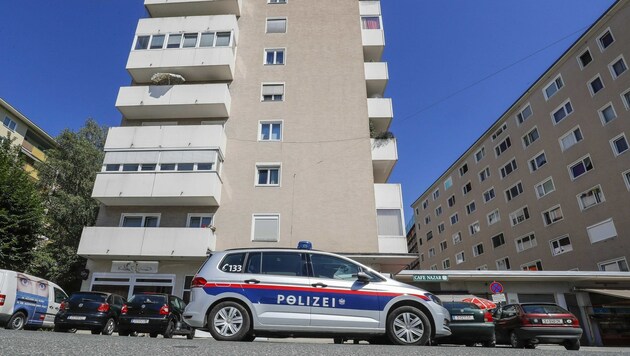 In diesem Gebäude in Salzburg fanden die Ermittler den ermordeten 30-Jährigen. (Bild: MARKUS TSCHEPP)