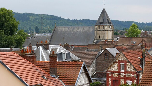 Der beschauliche Ort Saint-Etienne-du-Rouvray mit seinem historischen Gotteshaus (Bild: AP)