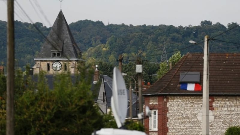 In dieser malerischen Kleinstadt in der Normandie spielten sich Dienstagfrüh unfassbare Szenen ab. (Bild: APA/AFP/CHARLY TRIBALLEAU)