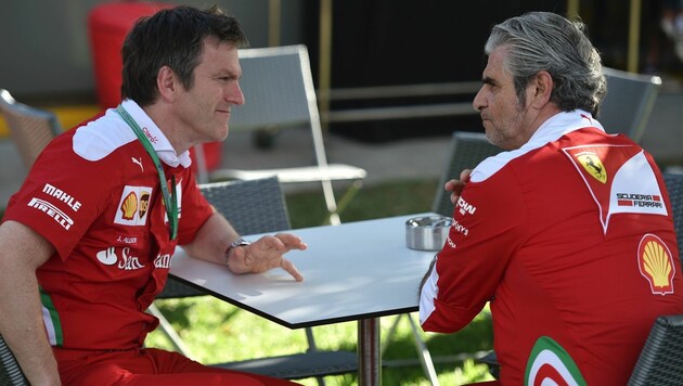 Allison (links) mit Ferrari-Teamchef Arrivabene: Die Ehe ging in die Brüche. (Bild: APA/AFP/PETER PARKS)
