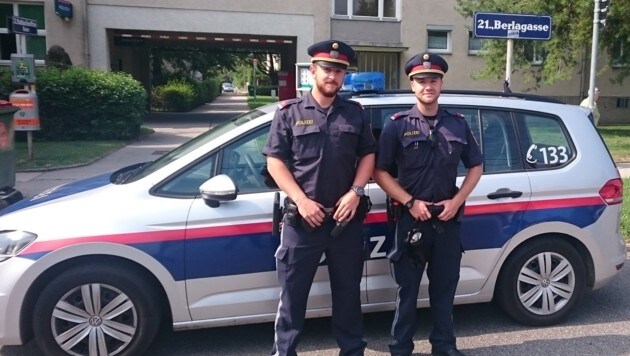 Die Polizisten Dominik G. und Daniel R. halfen dem schwer verletzten Buben. (Bild: LPD Wien)