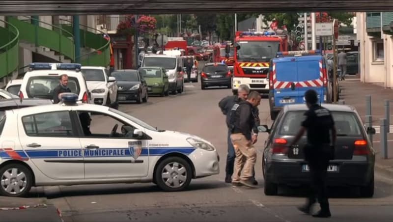 Die Polizei sperrte den Bereich rund um die Kirche nahe der Stadt Rouen großräumig ab. (Bild: AP)