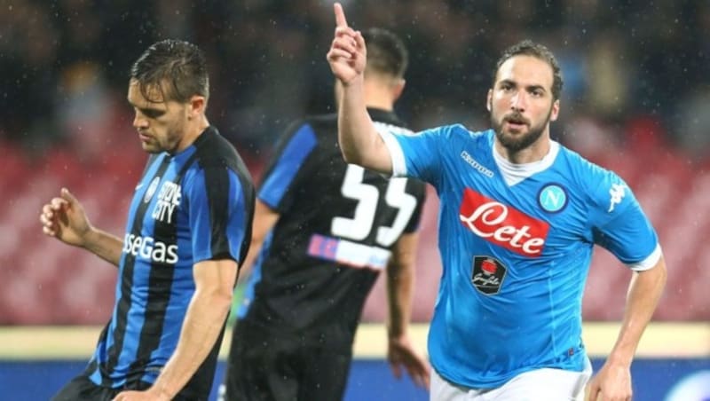 Da freut sich Gonzalo Higuain (re.) aber! (Bild: APA/AFP/CARLO HERMANN)