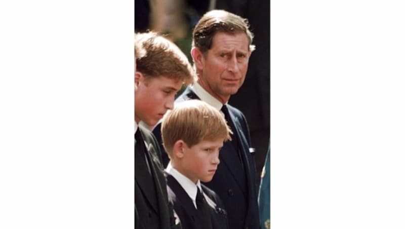 Prinz William, Prinz Harry und ihr Vater Charles 1997 bei der Trauerfeier für ihre Mutter Diana (Bild: AP)