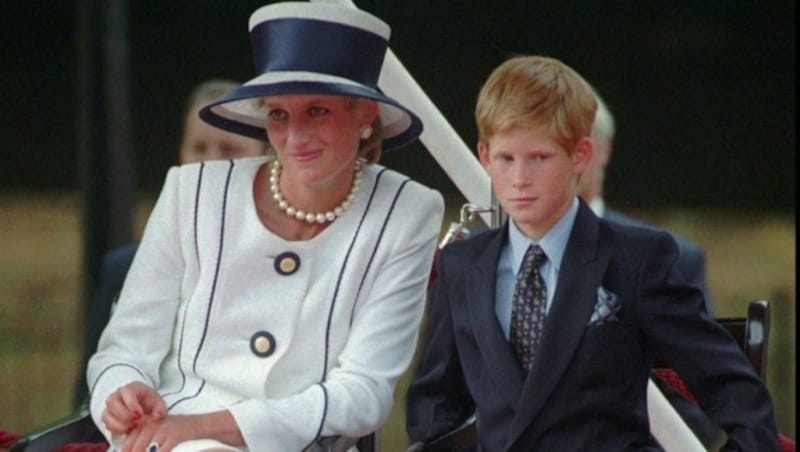 Prinz Harry mit seiner Mutter Diana (Bild: AP)