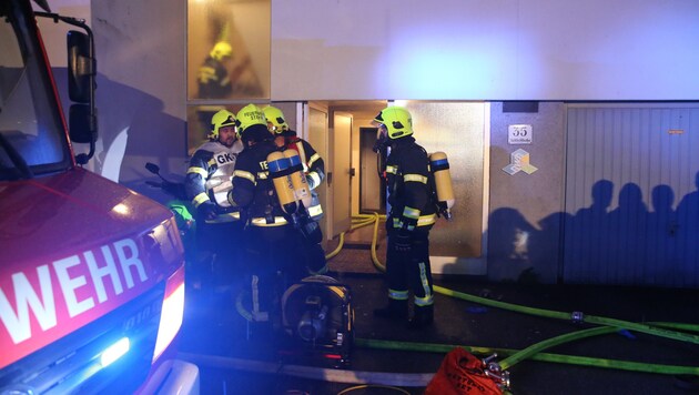 Einsatzkräfte kämpften gegen die Brandherde. Ein Verdächtiger wurde verletzt im Keller entdeckt. (Bild: fotokerschi.at)