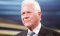 Magna-Gründer Frank Stronach (93) muss sich wegen Missbrauchsvorwürfen vor Gericht verantworten.