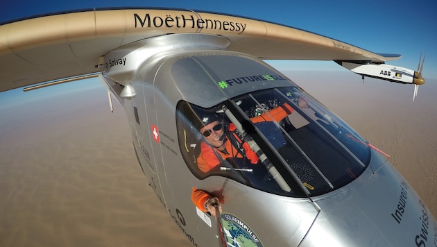 Ein Selfie von Pilot Bertrand Piccard während des Fluges mit der „Solar Impulse 2“. (Bild: APA/AFP/Bertrand Piccard)