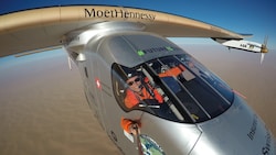 Ein Selfie von Pilot Bertrand Piccard während des Fluges mit der „Solar Impulse 2“. (Bild: APA/AFP/Bertrand Piccard)