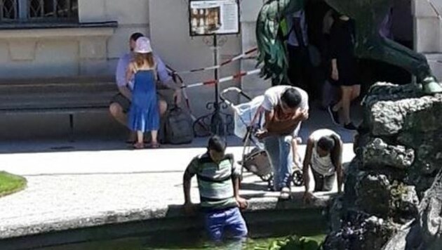 Bettler-Kinder fischen öfter nach Kleingeld im Pegasus-Brunnen. (Bild: Erwin Enzinger)