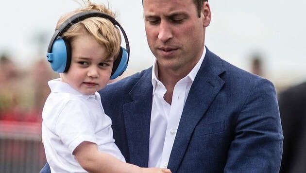 Prinz William mit Sohn George bei einer Luftwaffen-Schau in Großbritannien (Bild: AFP)
